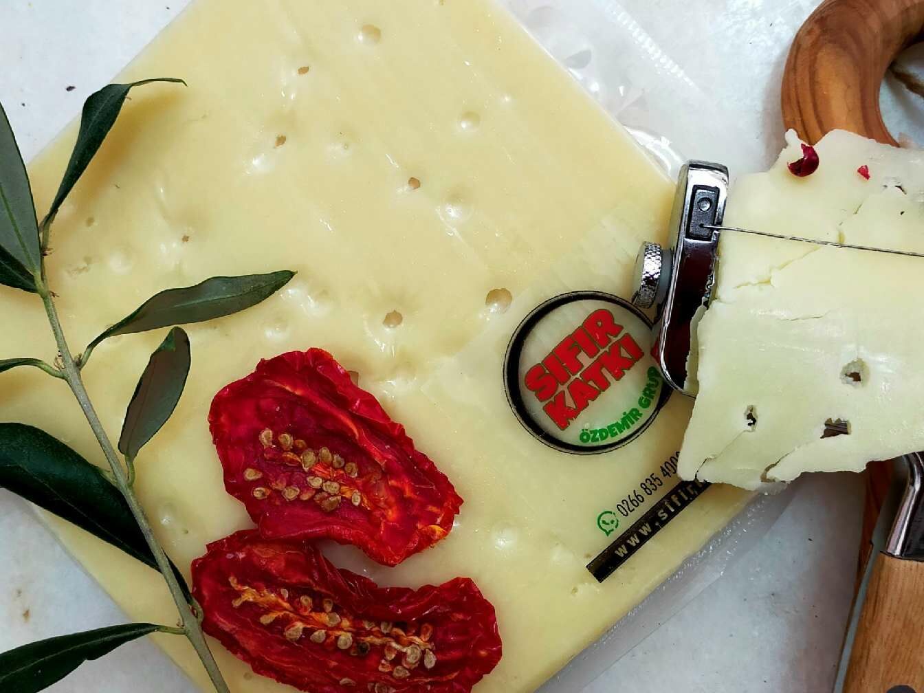 AZ TUZLU MANYAS MİHALİÇ (KELLE) İNEK PEYNİRİ-TAM YAĞLI 1000 gr.