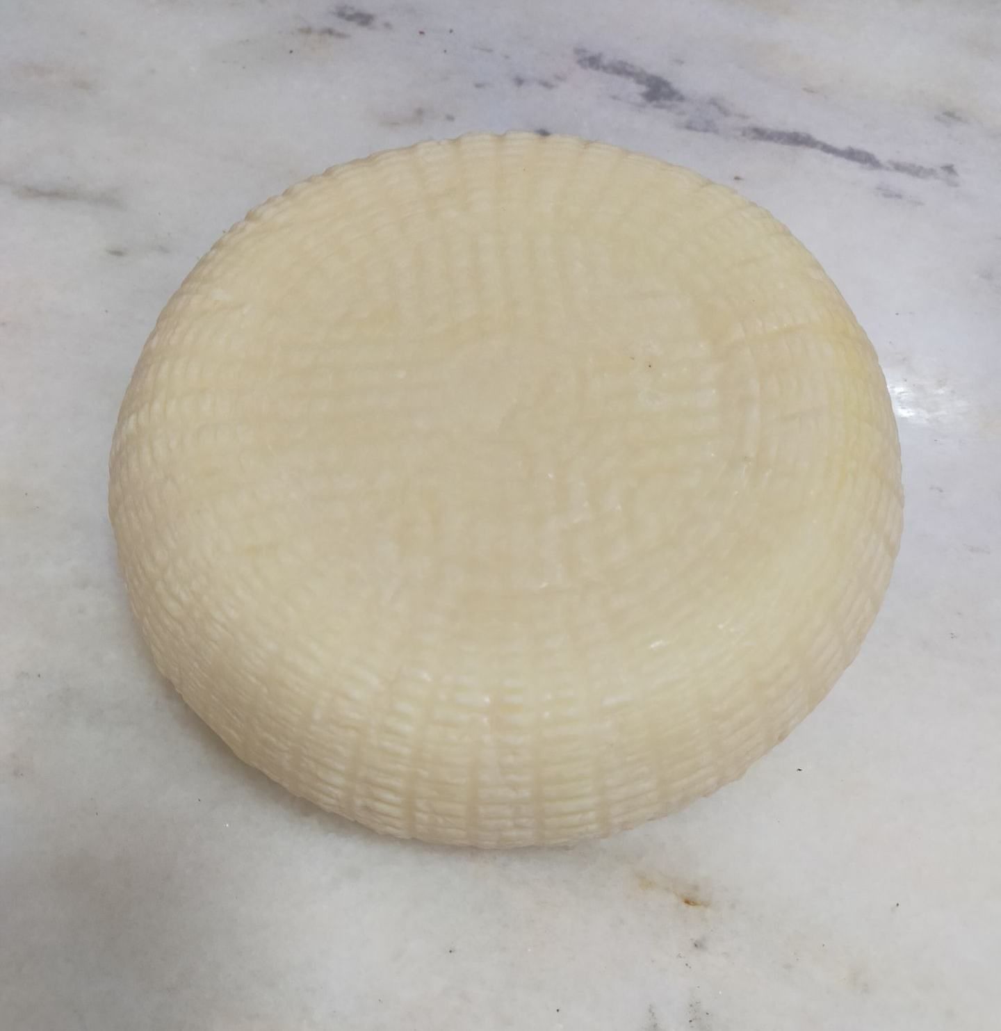 AZ TUZLU İNEK SEPET PEYNİRİ TAM YAĞLI 1000 gr